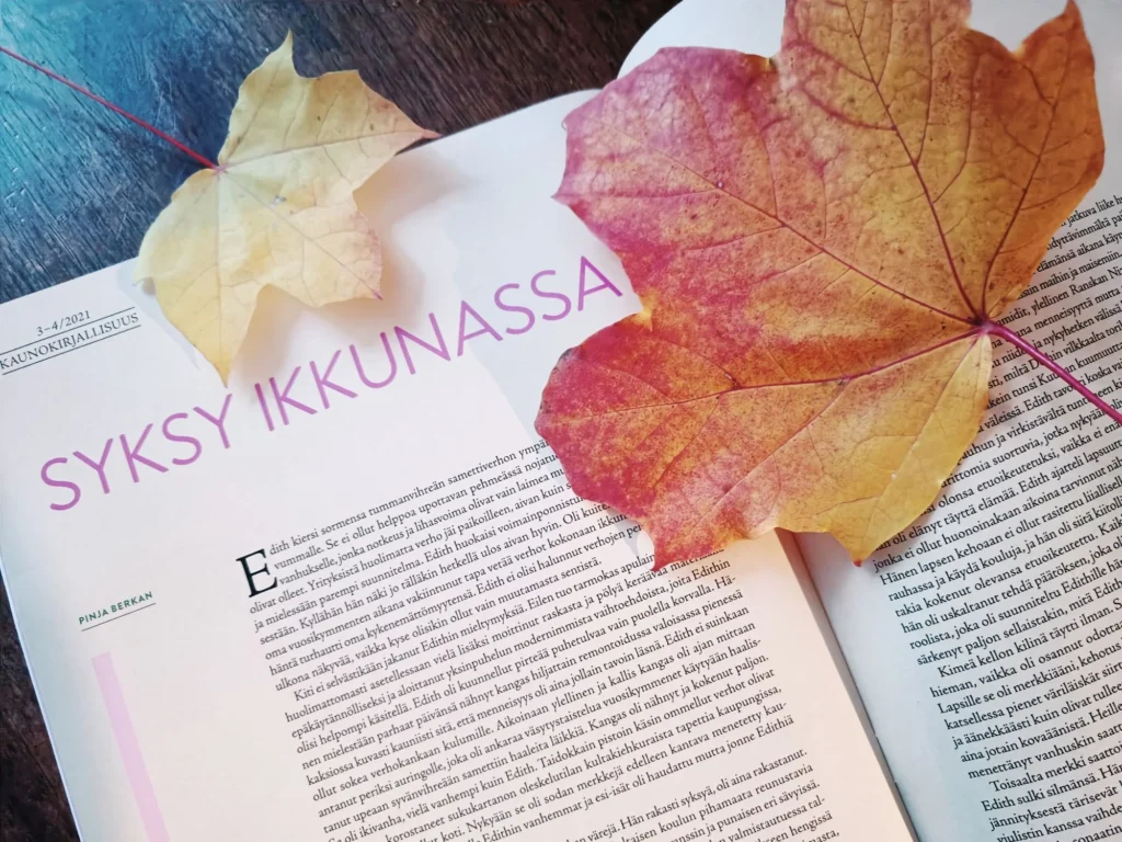 Juttu kirjallisuuslehti Lumoojassa ja koristeena syksyn lehtiä.